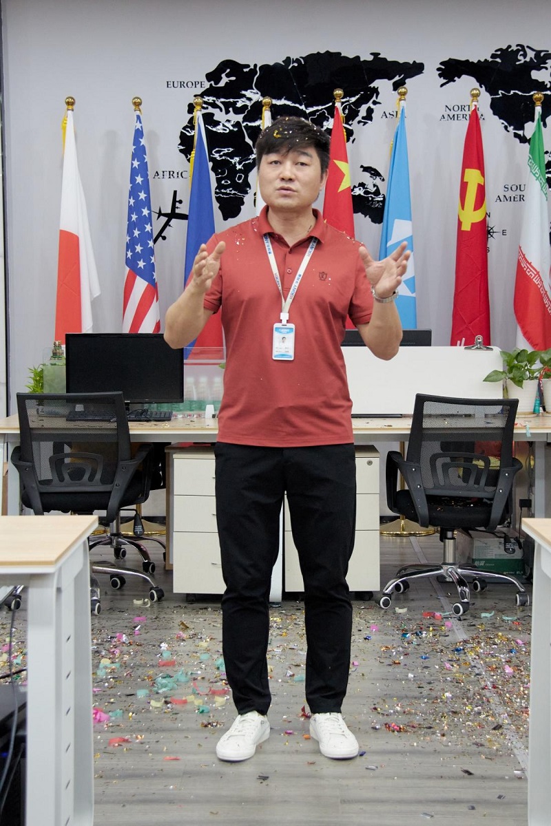 再贏新單！華邦瀛成都LED貼膜屏項(xiàng)目圓滿收官